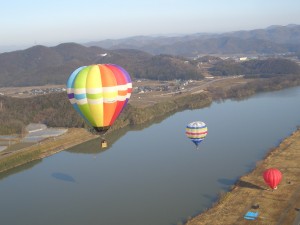吉井川と気球