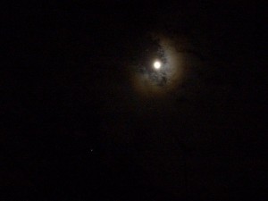 ”かさ”をかぶった月と木星