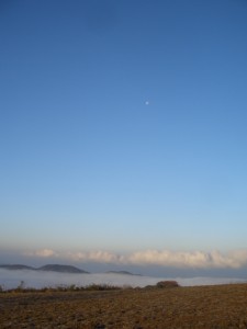 雲海の上にはお月様が