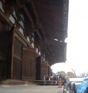 東寺金堂のお参りの列